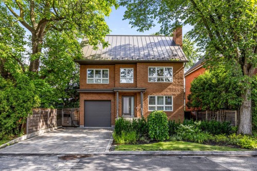 305 Rue Montarville  Longueuil (Le Vieux-Longueuil), QC J4H 2L6
