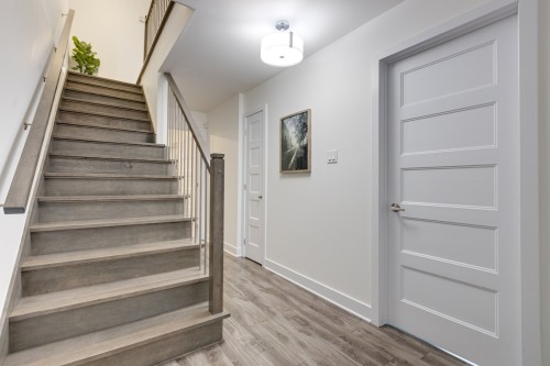 Escalier - 33A Av. Sauriol, Laval (Laval-Des-Rapides), QC 