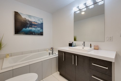 Salle de bains - 33A Av. Sauriol, Laval (Laval-Des-Rapides), QC 