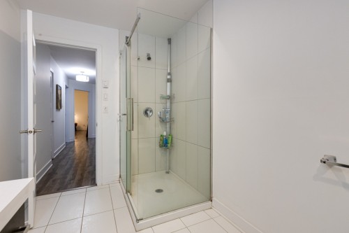 Salle de bains - 33A Av. Sauriol, Laval (Laval-Des-Rapides), QC 