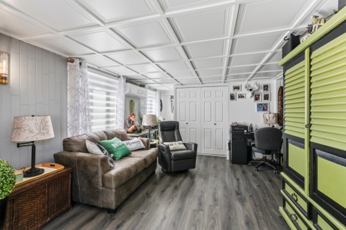 Salon - 42 Rue Perron, Châteauguay, QC 