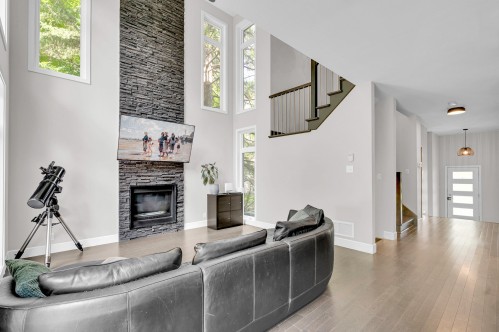 Living Room - 13 Av. Hochar, Saint-Sauveur, QC 