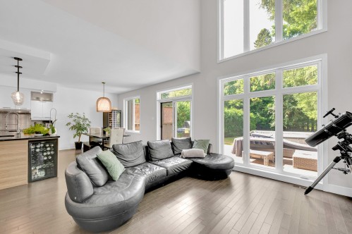 Living Room - 13 Av. Hochar, Saint-Sauveur, QC 