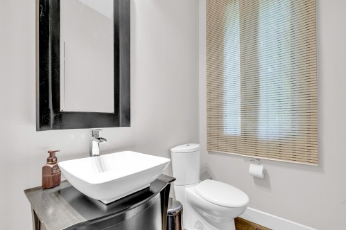 Powder room - 13 Av. Hochar, Saint-Sauveur, QC 