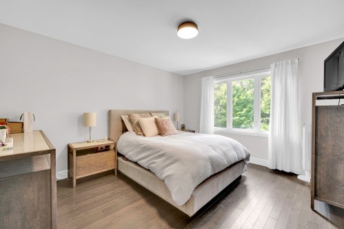 Master Bedroom - 13 Av. Hochar, Saint-Sauveur, QC 