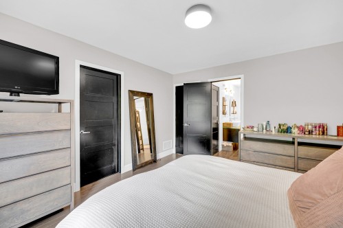 Master Bedroom - 13 Av. Hochar, Saint-Sauveur, QC 
