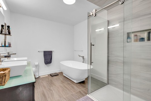 Master Bathroom - 13 Av. Hochar, Saint-Sauveur, QC 