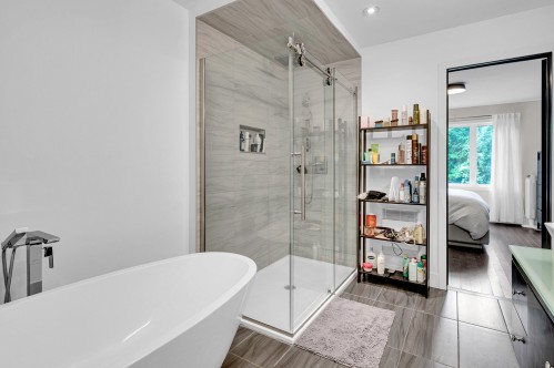 Master Bathroom - 13 Av. Hochar, Saint-Sauveur, QC 