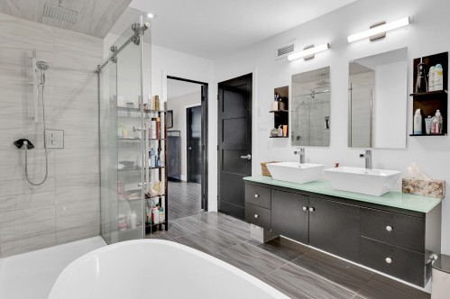 Master Bathroom - 13 Av. Hochar, Saint-Sauveur, QC 