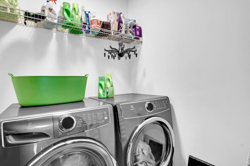 Laundry - 13 Av. Hochar, Saint-Sauveur, QC 