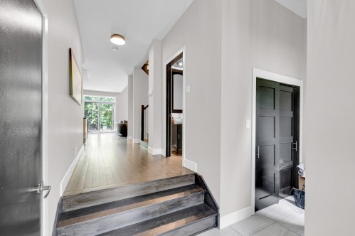 Mud Room - 13 Av. Hochar, Saint-Sauveur, QC 