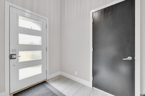 Mud Room - 13 Av. Hochar, Saint-Sauveur, QC 