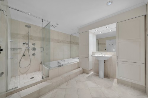 Master Bathroom - 4315 Av. Montrose, Westmount, QC 