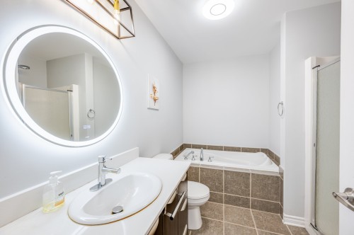 Salle de bains - 3-6020 Boul. Chevrier, Brossard, QC 