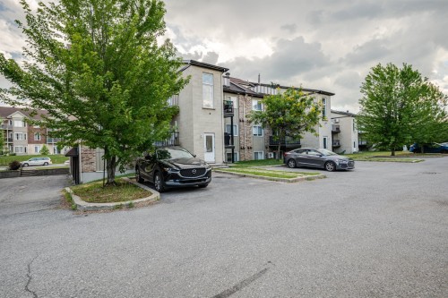 Stationnement - 3-6020 Boul. Chevrier, Brossard, QC 