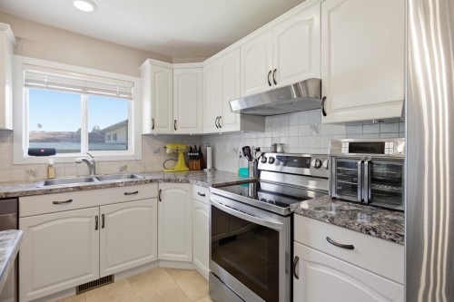 176 Thacker Crescent, Prince George, BC - Indoor Photo Showing Kitchen With Double Sink