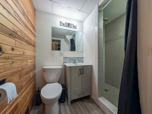 5663 Trent Drive, Prince George, BC - Indoor Photo Showing Bathroom