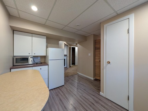 5663 Trent Drive, Prince George, BC - Indoor Photo Showing Kitchen
