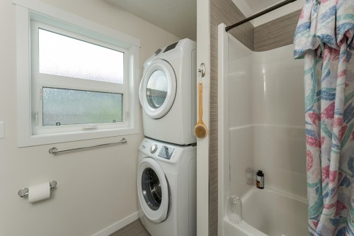 7639 Creekside Way, Prince George, BC - Indoor Photo Showing Laundry Room
