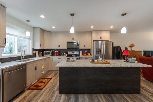 7639 Creekside Way, Prince George, BC - Indoor Photo Showing Kitchen With Upgraded Kitchen