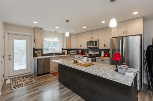 7639 Creekside Way, Prince George, BC - Indoor Photo Showing Kitchen With Upgraded Kitchen