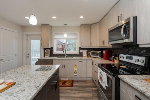 7639 Creekside Way, Prince George, BC - Indoor Photo Showing Kitchen With Upgraded Kitchen