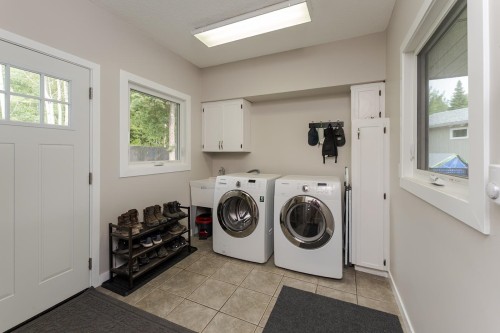 8195 Prince Edward Place, Prince George, BC - Indoor Photo Showing Laundry Room