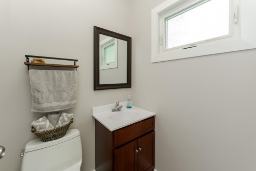 8195 Prince Edward Place, Prince George, BC - Indoor Photo Showing Bathroom