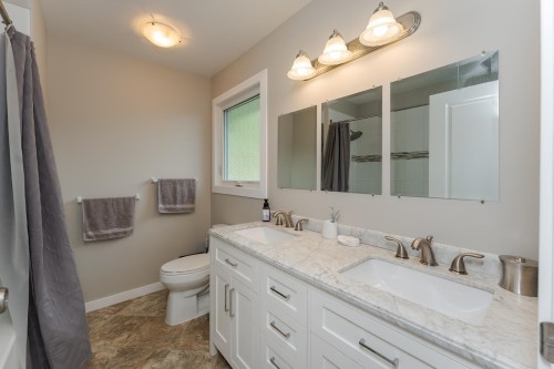 8195 Prince Edward Place, Prince George, BC - Indoor Photo Showing Bathroom