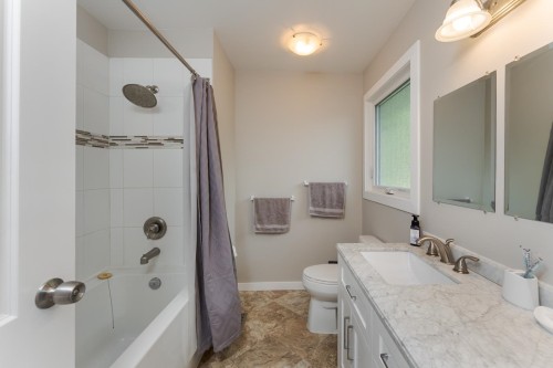 8195 Prince Edward Place, Prince George, BC - Indoor Photo Showing Bathroom