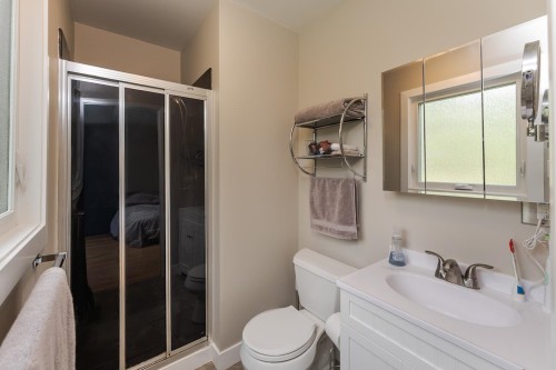 8195 Prince Edward Place, Prince George, BC - Indoor Photo Showing Bathroom