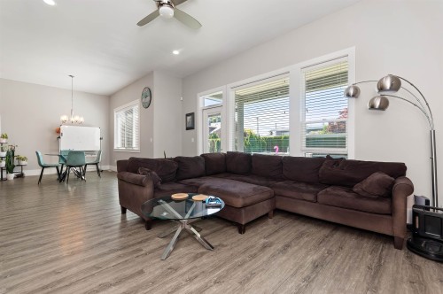 6567 Fern Street, Chilliwack, BC - Indoor Photo Showing Living Room