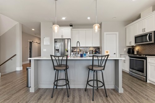 6567 Fern Street, Chilliwack, BC - Indoor Photo Showing Kitchen With Upgraded Kitchen