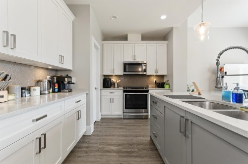 6567 Fern Street, Chilliwack, BC - Indoor Photo Showing Kitchen With Double Sink