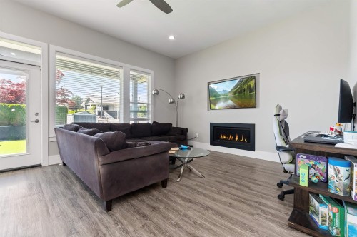 6567 Fern Street, Chilliwack, BC - Indoor Photo Showing Living Room With Fireplace