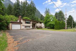 260 Robertson Crescent Hope, BC V0X 1L4