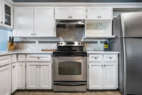 8880 Allard Street, Chilliwack, BC - Indoor Photo Showing Kitchen