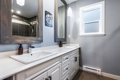 8880 Allard Street, Chilliwack, BC - Indoor Photo Showing Bathroom