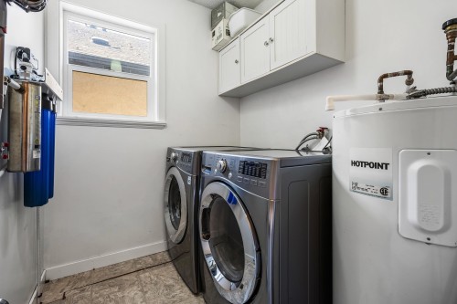 8880 Allard Street, Chilliwack, BC - Indoor Photo Showing Laundry Room