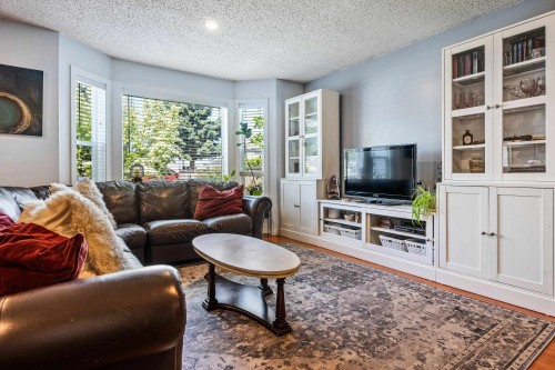 8880 Allard Street, Chilliwack, BC - Indoor Photo Showing Living Room