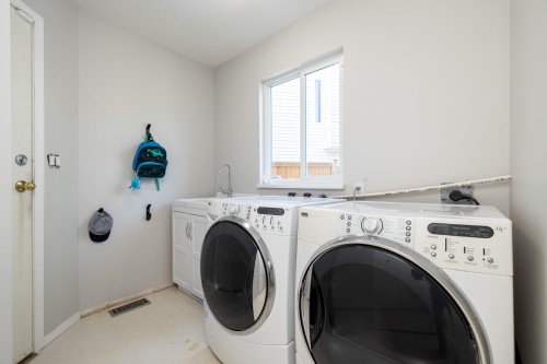 45257 Raven Place, Chilliwack, BC - Indoor Photo Showing Laundry Room