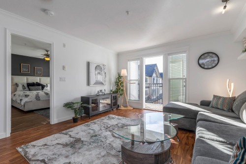 206-8933 Edward Street, Chilliwack, BC - Indoor Photo Showing Living Room