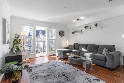 206-8933 Edward Street, Chilliwack, BC - Indoor Photo Showing Living Room