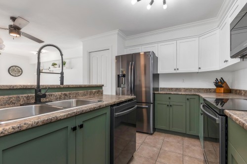 206-8933 Edward Street, Chilliwack, BC - Indoor Photo Showing Kitchen With Stainless Steel Kitchen With Double Sink