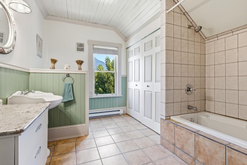 1075 3Rd Avenue, Hope, BC 