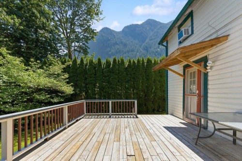 1075 3Rd Avenue, Hope, BC 