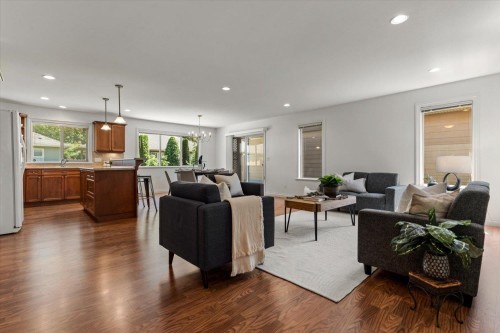 194-46000 Thomas Road, Chilliwack, BC - Indoor Photo Showing Living Room