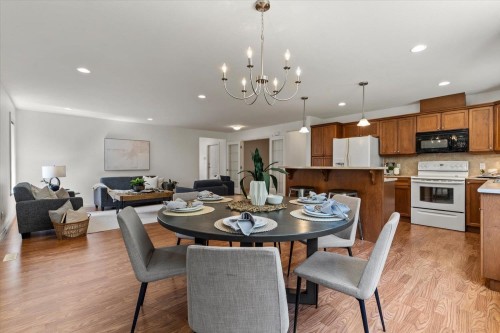 194-46000 Thomas Road, Chilliwack, BC - Indoor Photo Showing Dining Room