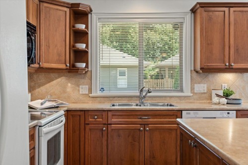 194-46000 Thomas Road, Chilliwack, BC - Indoor Photo Showing Kitchen With Double Sink