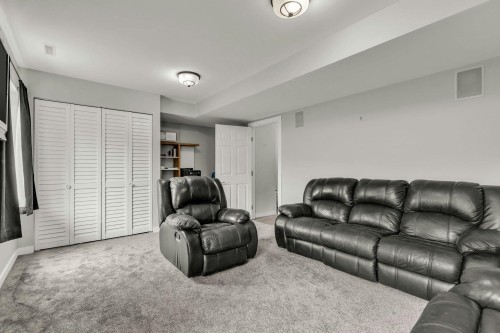 27-45740 Thomas Road, Chilliwack, BC - Indoor Photo Showing Living Room